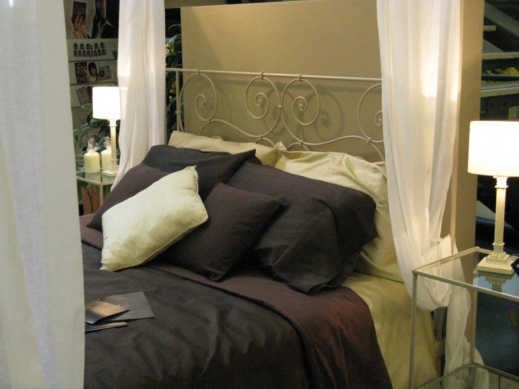Letto in ferro a baldacchino